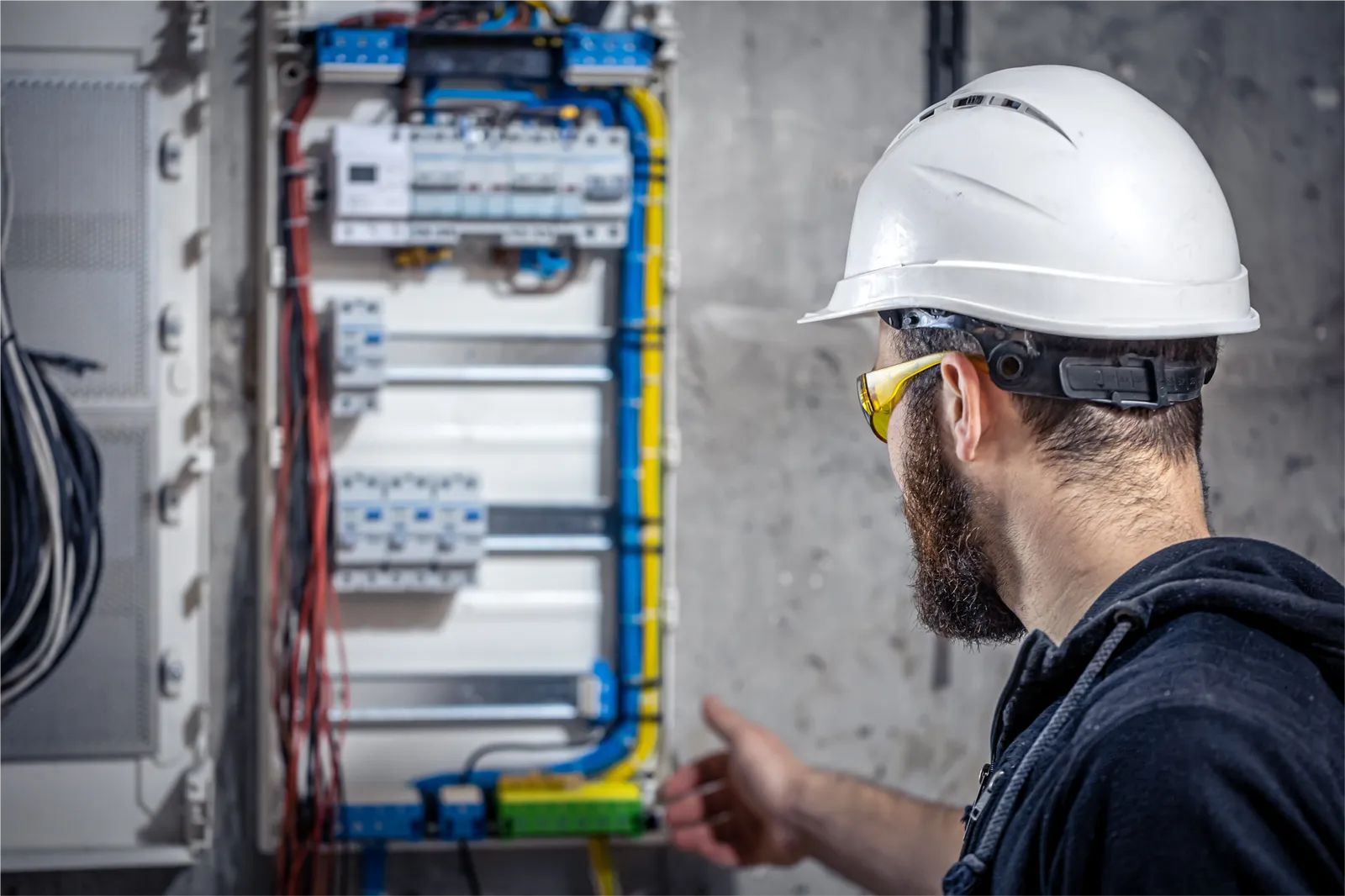 Elektriker von Elektro LL vor einem Schaltschrank