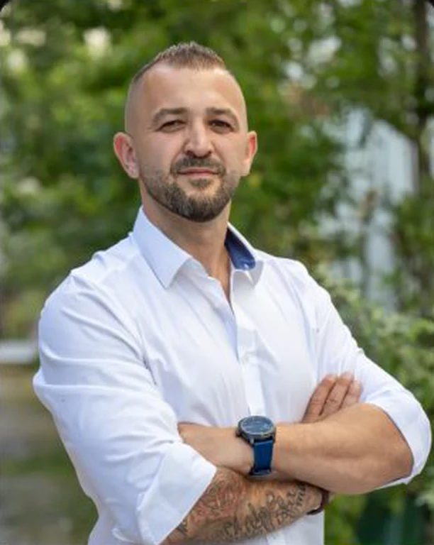 Nik Musaj, Eidg. Dipl. Elektroinstallateur bei Elektro LL